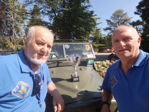 L'equipaggio di ANAI Busto-Varese davanti all'AR 59 con la coppa del 3° classificato